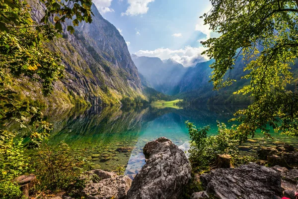 Pintoresco lago de montaña en el día de otoño — Foto de Stock
