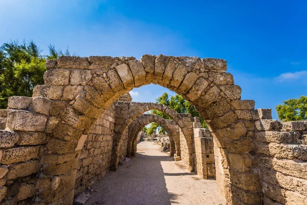 Pittoreska ruiner av den gamla kusthamnen Caesarea — Stockfoto