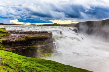Su sisi ve köpük şelalenin üzerinde uçar. İzlanda 'da çağlayan şelale Gullfoss. Ekstrem ve fototürizm kavramı