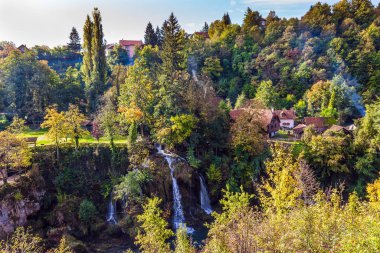 Hırvatistan 'ın küçük Slunj kasabası. Korana Nehri ve Sluncica Nehri 'nin kentten akan sayısız resim şelalesi. Ekolojik, aktif ve fotoğraf turizmi kavramı