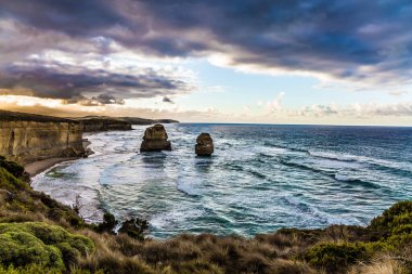 On iki Havarinin kıyı şeridi kayalıkları. Büyük Okyanus Yolu. Melbourne yakınlarındaki Pasifik kıyısında. Aktif ve fototürizm kavramı