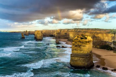  Okyanus fırtınasında on iki havari kayalar. Avustralya 'ya seyahat et. Pasifik kıyısında Melbourne hakkında harika bir sabah ışığı. Etkin ve fototourisme kavramı
