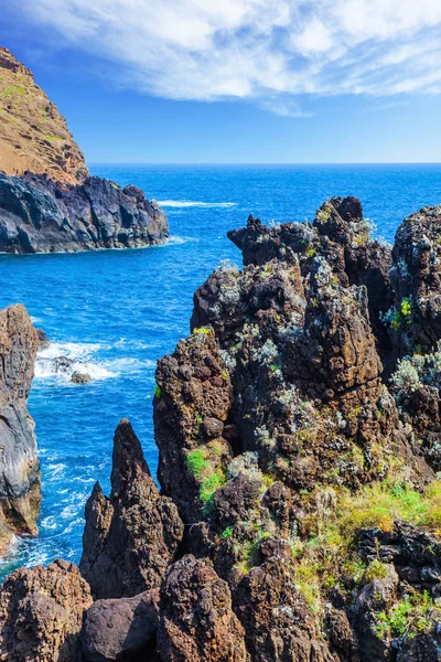 マデイラ島の魔法の旅 マデイラ火山島の海岸にある岩や石 異国情緒と生態観光の概念 — ストック写真