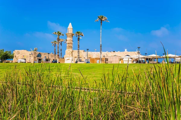 カイザリアの古代の港の遺跡 イスラエルだ 春の晴れた日 アラブ人の侵略の時代の復元されたミナレット 考古学的 歴史的観光の概念 — ストック写真