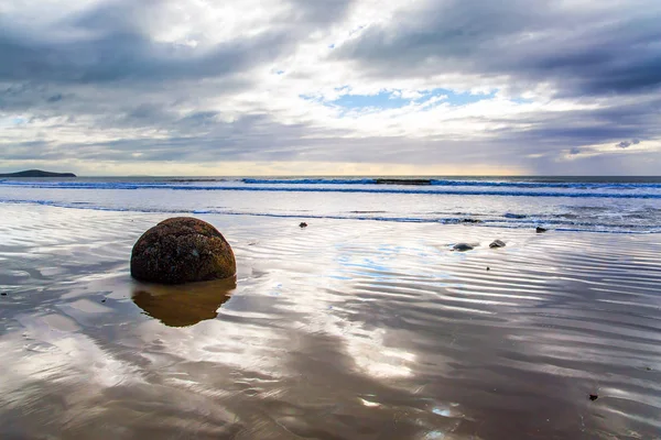 莫拉基的巨大圆形巨石在沙滩上 太平洋涨潮开始了 新西兰 太阳光反射在海水中 异国情调和光旅游业的概念 — 图库照片