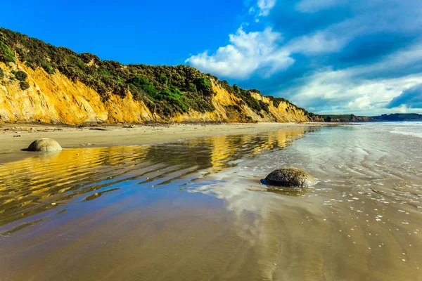 Céu Azul Refletido Areia Molhada Belo Dia Sol Oceano Pedregulhos — Fotografia de Stock