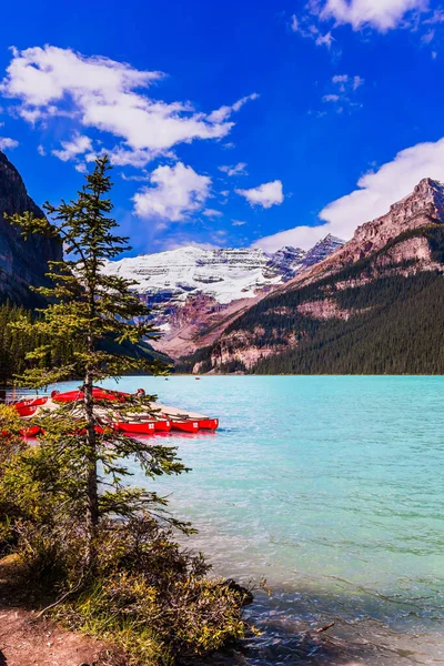 Canoas Rojas Hermosas Para Los Turistas Están Amarrados Costa Lago —  Fotos de Stock