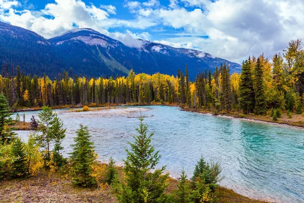 美丽的秋天在加拿大落基山脉 到山上的童话之旅 高山间的大湖和五彩斑斓的针叶林 积极旅游 生态旅游和摄影旅游的概念 — 图库照片