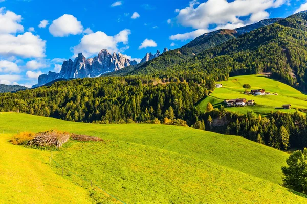 Hegyekre Festői Vörös Tetős Gazdaságok Épülnek Elragadó Hegyi Völgy Dolomitokban — Stock Fotó