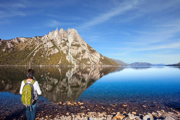 Mulher Idosa Com Mochila Turística Verde Admira Lago Montanha Bariloche — Fotografia de Stock