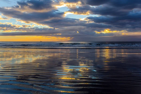 新西兰 太平洋海岸 早上平静 柔和的云彩反映在海水中 轻风在水中造成小波纹 艺术摄影的概念 — 图库照片