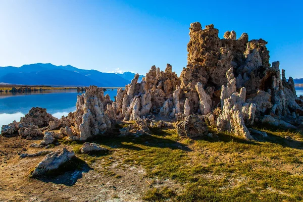Malerischer See Mit Kalk Tuffstein Türmen Tufa Von Ausgefallener Form — Stockfoto