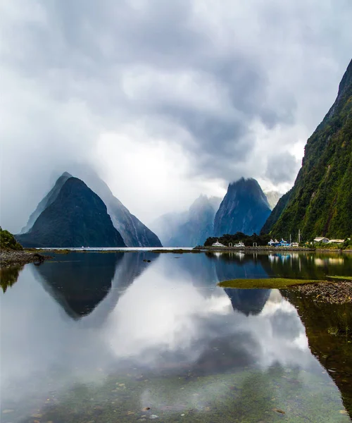 Fantasztikus Hősök Varázslatos Országa Zéland Viharfelhők Borítják Eget Milford Sound — Stock Fotó