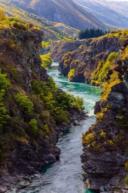 Queenstown ile Cromwell kasabası arasındaki vadi ve nehir Kawarau. Parlak yeşil suyu olan nehir. Yeni Zelanda 'da İnanılmaz Maceralar. Ekstrem, aktif ve fotoğraf turizmi kavramı