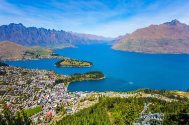 Dağların arasında büyük bir göl. Kuş bakışı. Yeni Zelanda 'ya, Güney Adası' na git. Şehir - Queenstown tatil köyü, Wakatipu Gölü kıyıları. Aktif, ekolojik ve fotoğraf turizmi kavramı