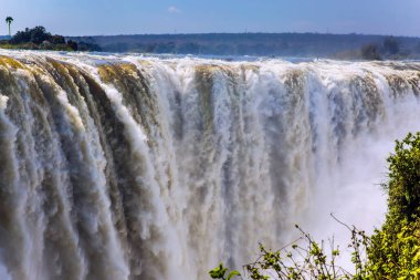 Victoria Ulusal Parkı, Zambezi Nehri. Yağmur mevsiminden sonra yolculuk. Yağışlı mevsimden sonra Victoria Şelaleleri. Ekstrem ve fotoğraf turizmi kavramı