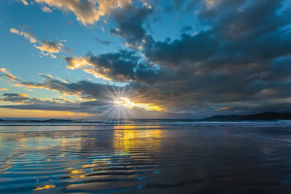 Zonsopgang Boven Oceaan Zachte Wolkenkleuren Worden Weerspiegeld Het Oceaanwater Lichte — Stockfoto