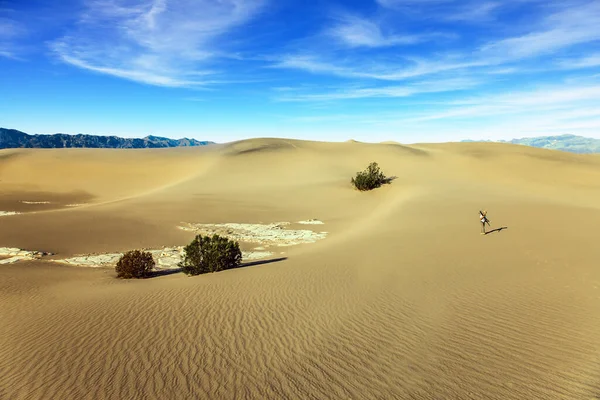 Mesquite Flat Sand Dunes Death Valley Californie Une Femme Âgée — Photo