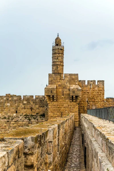 เยร ซาเล นดร ทางแคบๆ ภายในก าแพงป องก านก าแพงโบราณของเยร ซาเล — ภาพถ่ายสต็อก