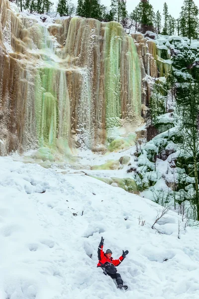 Passeios Turísticos Felizes Neve Profunda Cachoeira Congelada Picturesquely Cair Fora — Fotografia de Stock