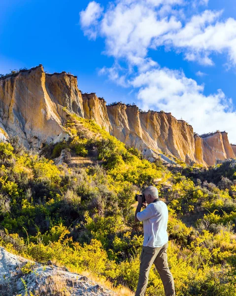 Rüya Diyarı Yeni Zelanda Beyaz Tişörtlü Gri Saçlı Turist Resimli — Stok fotoğraf
