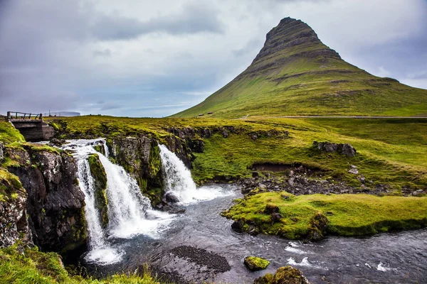 Concepto Turismo Exótico Extremo Famosa Montaña Islandia Kirkjoufell Los Pies —  Fotos de Stock