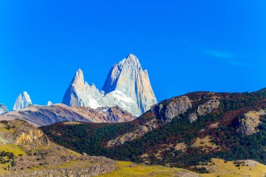 Fitzroi ya da Chaltel - Patagonya 'nın Arjantin ve Şili arasındaki sınır bölgesinde dağ zirvesi. Gün doğumuyla aydınlanan dağ sırası. Ekstrem, aktif ve fotoğraf turizmi kavramı