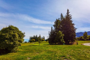 Dünyanın sonuna fantastik bir yolculuk. Yeni Zelanda, Güney Adası. Şehrin çevresi, Queenstown tatil köyü. Aktif, otomotiv ve fotoğraf turizmi kavramı