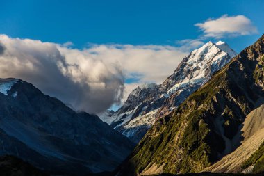 Cook Dağı Ulusal Parkı Yeni Zelanda 'nın en yüksek dağı etrafında yer alır. Vadide akşam alacakaranlığı. Aktif, yürüme, araba ve fotoğraf turizmi kavramı