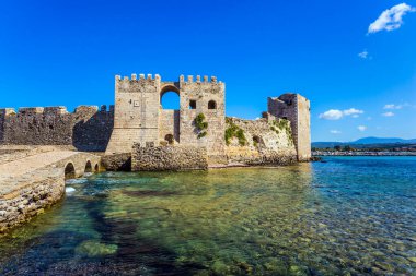 Güçlü duvarlar ve kuleler yontulmuş taşlardan yapılmıştır. Yunan Akdeniz 'deki pitoresk antik liman Methoni. Aktif, fotoğraf ve tarihi turizm kavramı