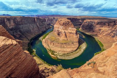 Horseshoe Bend, Arizona 'nın ünlü simgesi. ABD. Colorado Nehri 'nin at nalı şeklinde kıvrımlı manzarası. Aktif, ekolojik ve fotoğraf turizmi kavramı