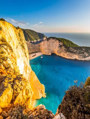  Yunan adası Zakynthos 'un pitoresk kıyısı. Ünlü Batık Kumsalı. Romantik muhteşem gün batımı. Aktif, ekolojik ve fotoğraf turizmi kavramı