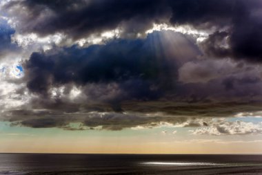 Pasifik Okyanusu üzerinde muhteşem gök gürültülü bulutlar. Kuzey Adası, Yeni Zelanda. Murivay Sahili 'nde gün batımı. Çevre ve fotoğraf turizmi kavramı