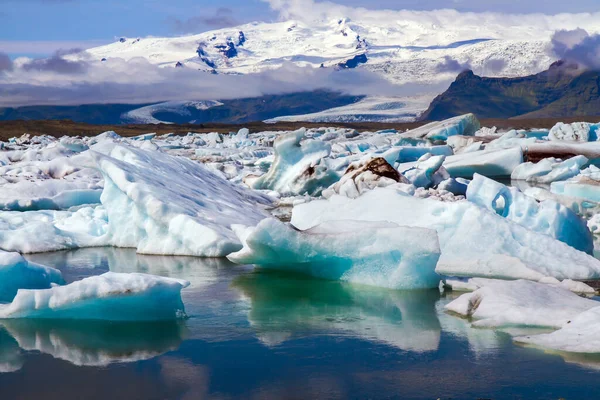 Skaftafell公园的泻湖Jokulsaurloun 七月的寒冷天气 白色和蓝色的冰山和浮冰反映在水面上 极端旅游 北方旅游和摄影旅游的概念 — 图库照片