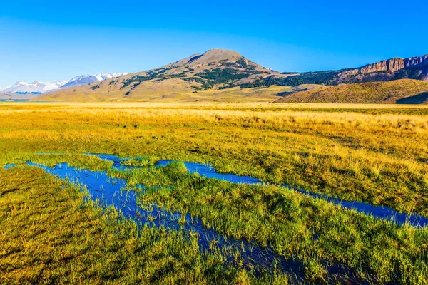 私人庄园被远山环抱着 翠绿的草地上有溪流 去阿根廷巴塔哥尼亚异国情调和积极旅游的概念 — 图库照片