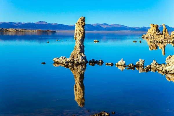 Καλιφόρνια Ηπα Λίμνη Μόνο Γραφική Λίμνη Ασβεστολιθικούς Πύργους Φανταχτερό Σχήμα — Φωτογραφία Αρχείου