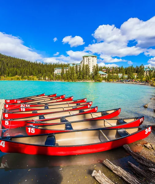 Red Canoes Tourists Moored Coast Rocky Mountains Glacial Lake Louise — Stock Photo, Image