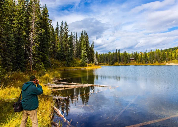 Muž Středního Věku Bundě Fotí Jezero Severní Cordillera Studený Podzimní — Stock fotografie