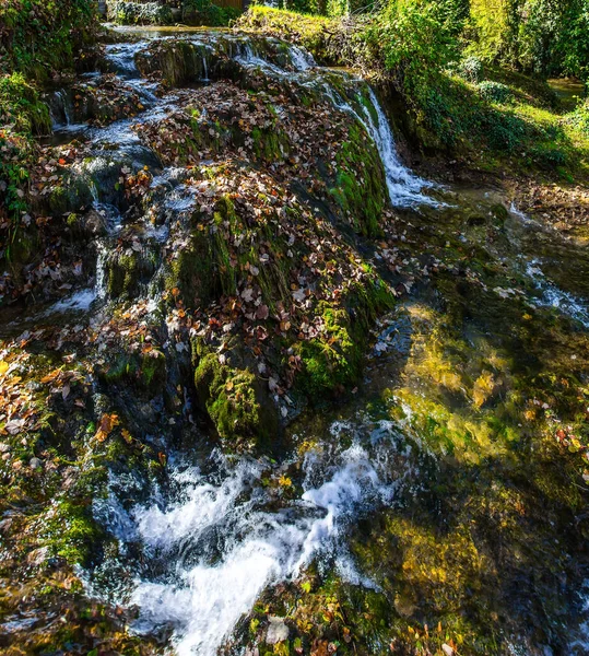去克罗地亚旅行 阳光灿烂的一天 Slunj镇 科拉纳河上的小瀑布宏伟的森林环绕着城市和河流 积极和摄影旅游的概念 — 图库照片