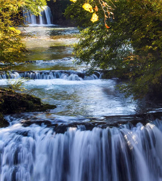去克罗地亚的旅行 Slunj这个肮脏的小镇科拉纳河上瀑布的巨大瀑布瀑布 森林环绕着河流 积极和摄影旅游的概念 — 图库照片
