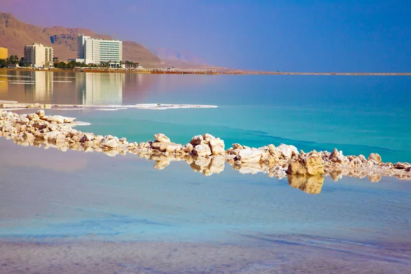 以色列的死海度假胜地 绿松石 清澈的水和中午的热量 医疗和生态旅游的概念 — 图库照片