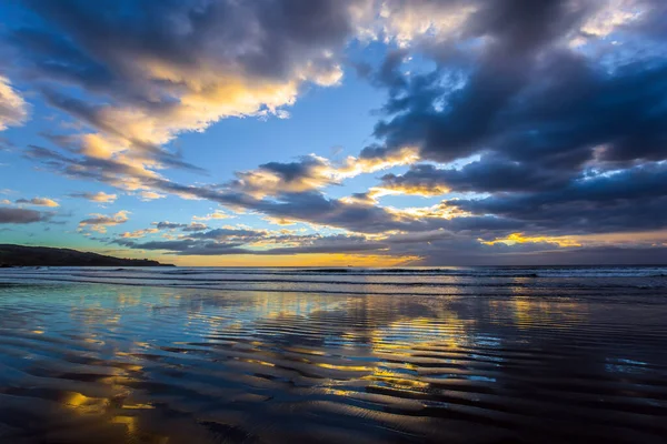 Bom Dia Calma Cores Nuvens Suaves São Refletidas Água Oceano — Fotografia de Stock