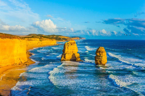 Rocas Los Doce Apóstoles Atardecer Potente Oleaje Del Pacífico Rompe —  Fotos de Stock