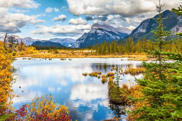 Malebné Jezero Vermilion Teplý Slunečný Podzimní Den Bujné Kumulované Mraky — Stock fotografie