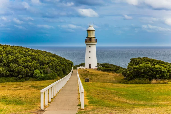 澳大利亚 大海路沿着太平洋海岸延伸 美丽的白色灯塔 积极旅游和汽车旅游的概念 — 图库照片