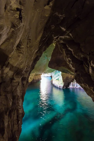 位于地中海沿岸的喀斯特山洞Rosh Nikra 以色列 海水的颜色从蓝色变为深蓝色 环境和摄影旅游的概念 — 图库照片