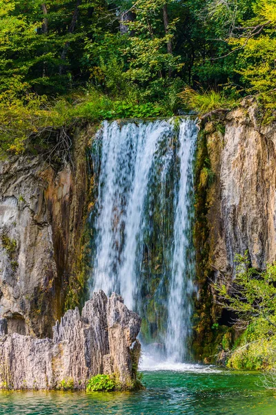 Malý Vodopád Padá Svislé Římsy Cestujte Nádherné Země Plitvických Jezer — Stock fotografie