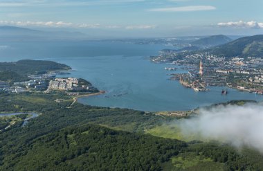 Avacha Bay ve Petropavlovsk-Kamchatsky Kamçatka Yarımadası'nın güneydoğu kıyısında.