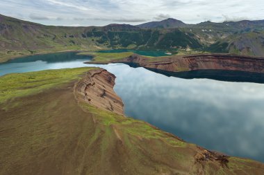 Caldera volkan Ksudach göl. Güney Kamçatka doğa parkı.