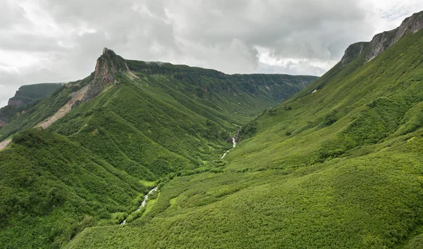 Río Geysernaya en Valle de los Géiseres. Reserva Natural Kronotsky en la Península de Kamchatka . — Foto de Stock